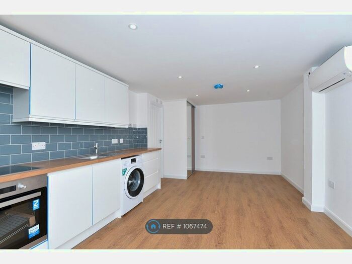 Studio To Rent In High Street, Crowthorne, RG45