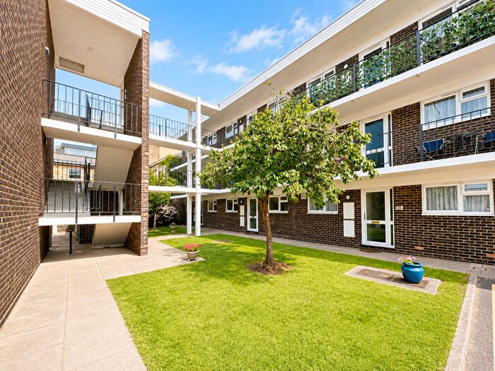 2 Bedroom Apartment For Sale In Goldlay Avenue, Chelmsford, CM2