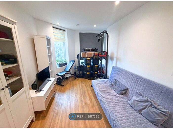 1 Bedroom Flat To Rent In Adair House, Epsom, KT19