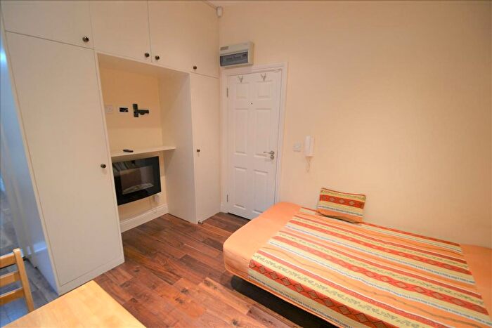 Studio To Rent In Park Parade, Harlesden, NW10