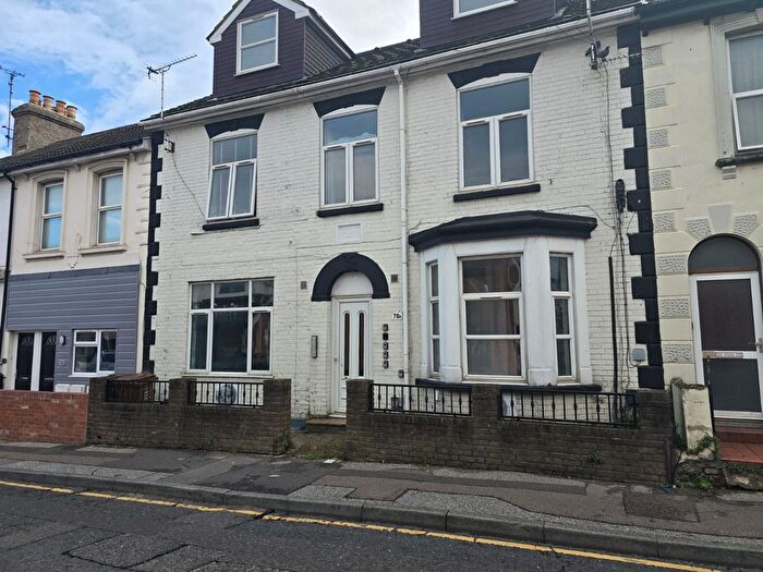 2 Bedroom Flat To Rent In Canterbury Street, Gillingham, ME7