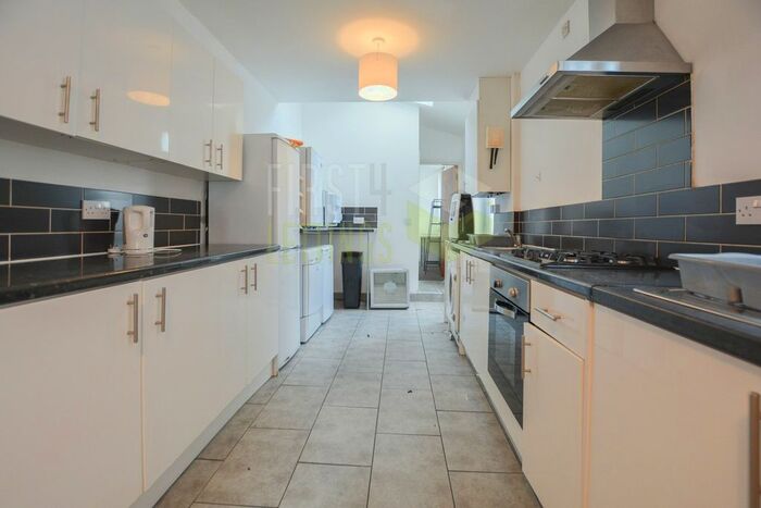 4 Bedroom Semi-Detached House To Rent In Welford Road, Clarendon Park, LE2