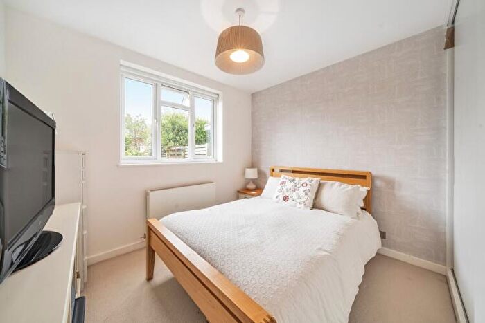 2 Bedroom Flat To Rent In Devereux Road London, SW11