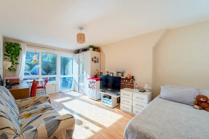 2 Bedroom Maisonette To Rent In Sussex Close, New Malden, KT3