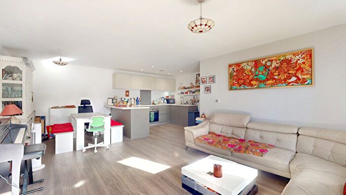 3 Bedroom Flat To Rent In Glebe Way, West Wickham, BR4