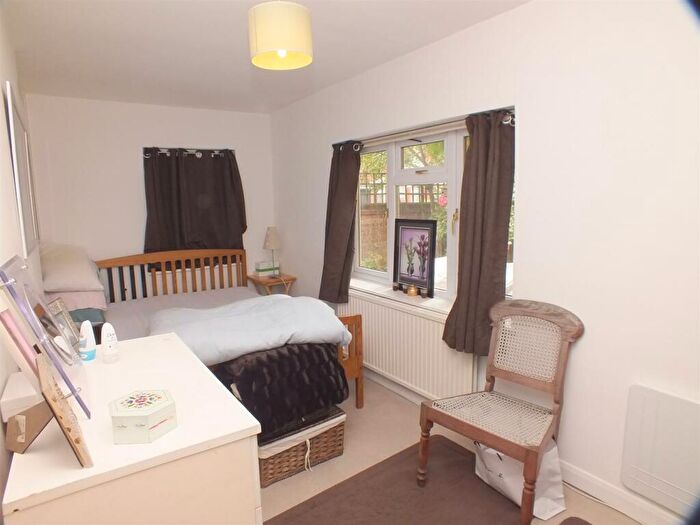 2 Bedroom Flat To Rent In Ancona Road, Kensal Green, NW10