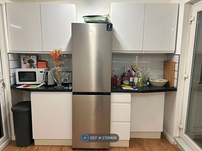 2 Bedroom Flat To Rent In Holme Park, Borehamwood, WD6