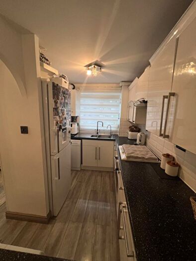 1 Bedroom Flat For Sale In Plowman Close, London, N18