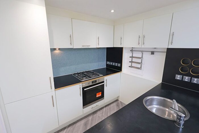 3 Bedroom Flat To Rent In Mile End Road, London, E1