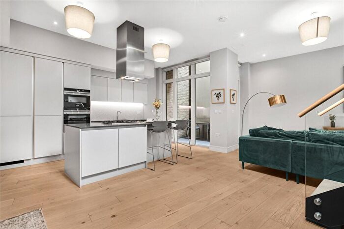 3 Bedroom End Of Terrace House For Sale In Avery Walk, SW11