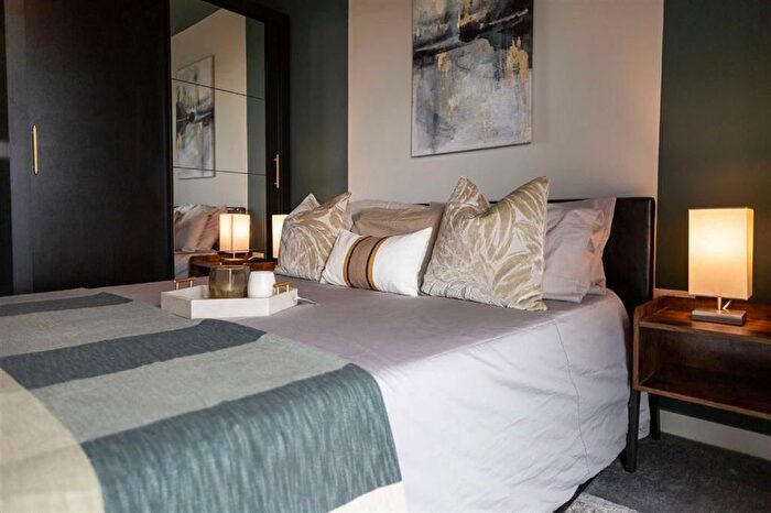 2 Bedroom Flat For Sale In Greenwich High Road, London, SE10