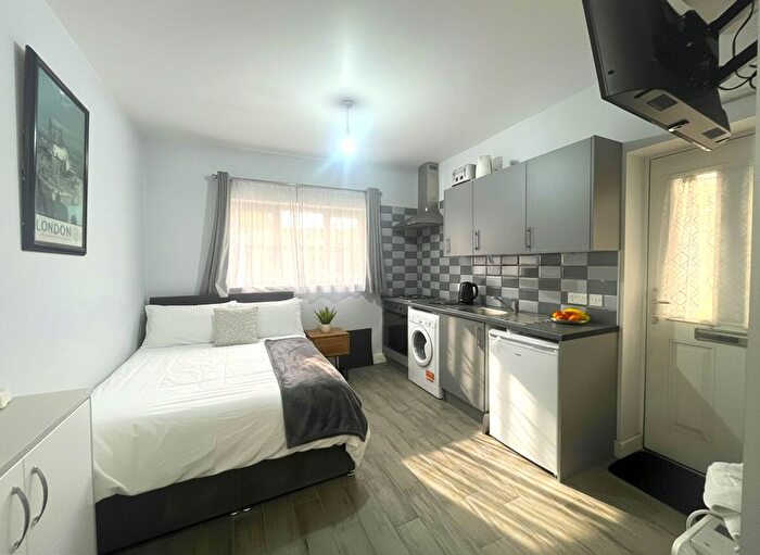 Studio To Rent In Great South West Road, Hounslow, TW4