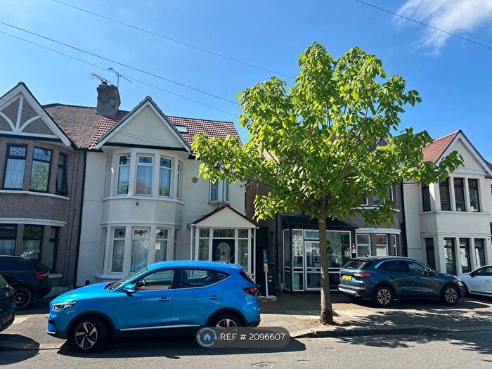 5 Bedroom Semi-Detached House To Rent In Somersby Gardens, Ilford, IG4