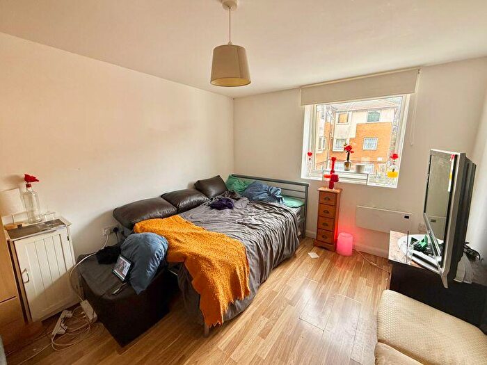 2 Bedroom Flat For Sale In Milliners Way, Luton, LU3