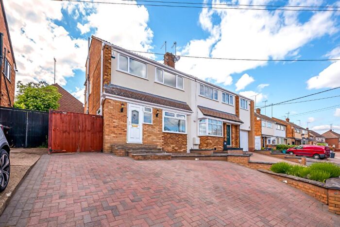 4 Bedroom Semi-Detached House For Sale In Darent Mead, Sutton At Hone, Dartford, Kent, DA4