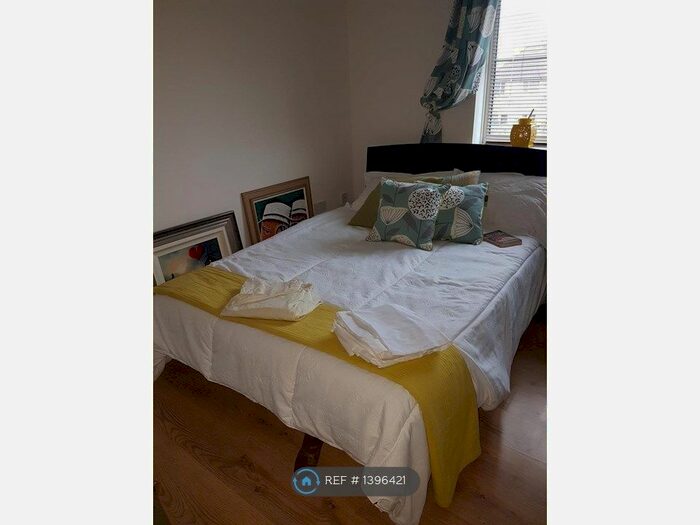 3 Bedroom Semi-Detached House To Rent In Summit Close, Edgware, HA8