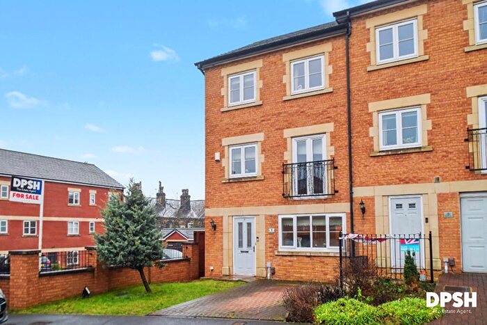 4 Bedroom End Of Terrace House For Sale In Weavers Close, Morley, Leeds, LS27