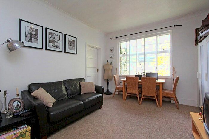 1 Bedroom Flat To Rent In Trinity Close, The Pavement, London, SW4