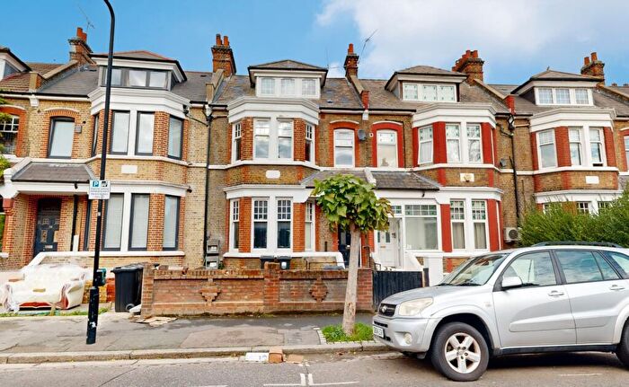 3 Bedroom Maisonette For Sale In Flat A Bergholt Crescent, Stamford Hill, London, N16