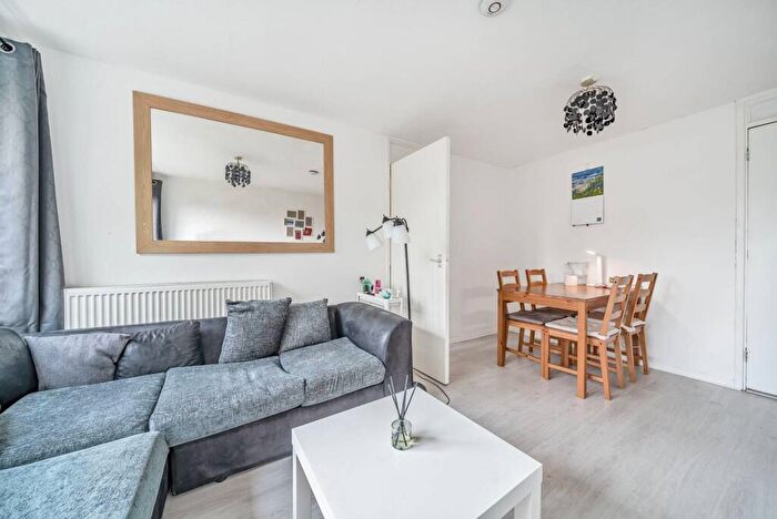 1 Bedroom Flat For Sale In Heylyn Square, Mile End, London, E3