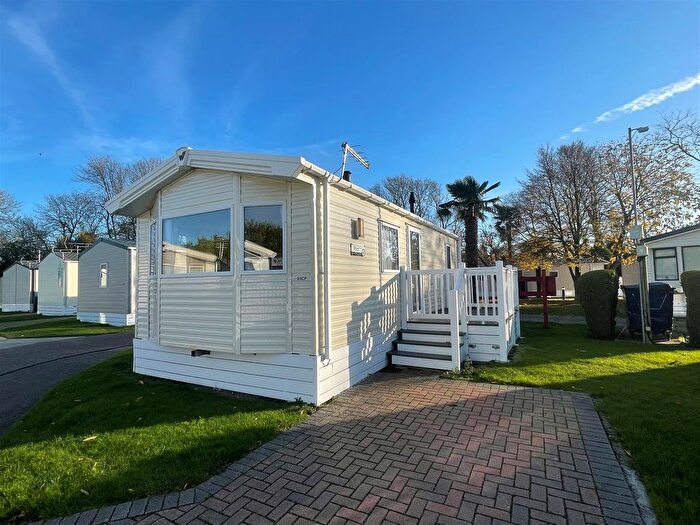 2 Bedroom Mobile/park Home For Sale In Monkton Street, Monkton, Ramsgate, CT12