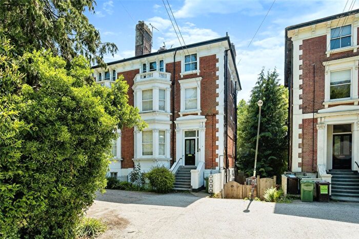 2 Bedroom Flat To Rent In Montacute Gardens, Tunbridge Wells, Kent, TN4