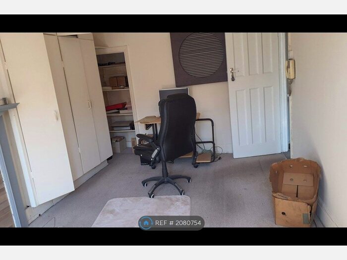 3 Bedroom Flat To Rent In Long Lane, London, N3