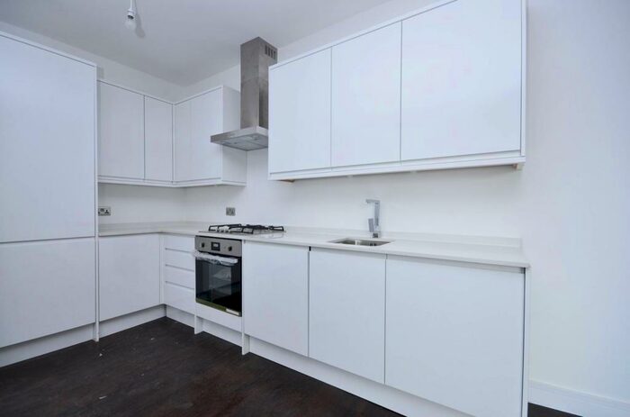 3 Bedroom Flat To Rent In Ballards Lane, North Finchley, London, N12