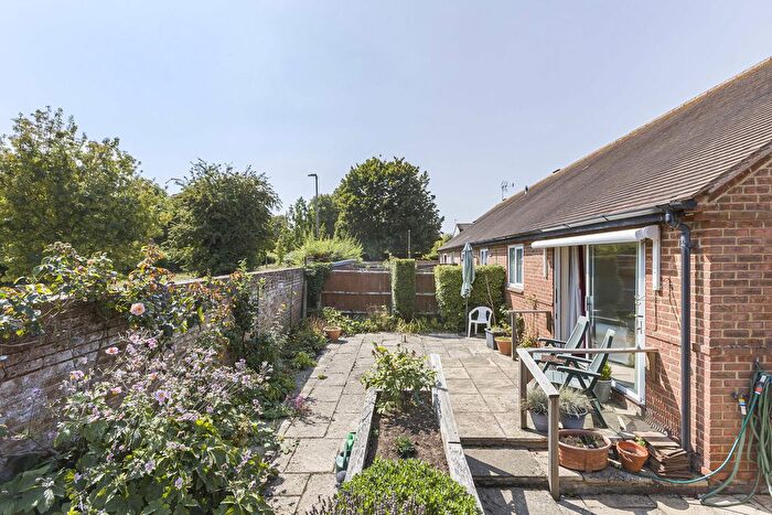 2 Bedroom Bungalow For Sale In Manor Court, Abingdon, OX14