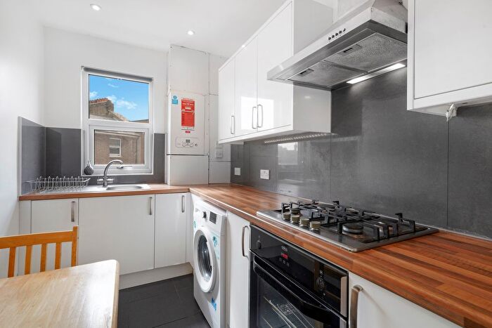2 Bedroom Flat To Rent In The Avenue, West Ealing, W13
