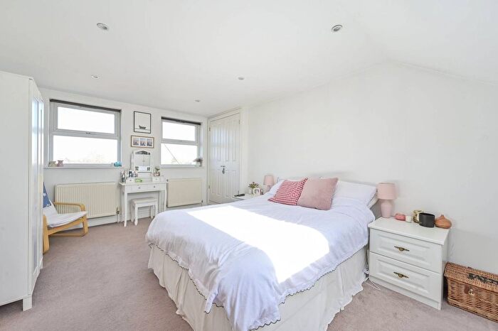 2 Bedroom Flat To Rent In Kingston Road, South Wimbledon, London, SW19