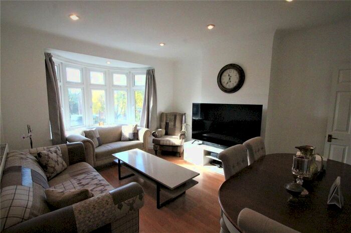 3 Bedroom Maisonette To Rent In Woodside Lane, North Finchley, London, N12