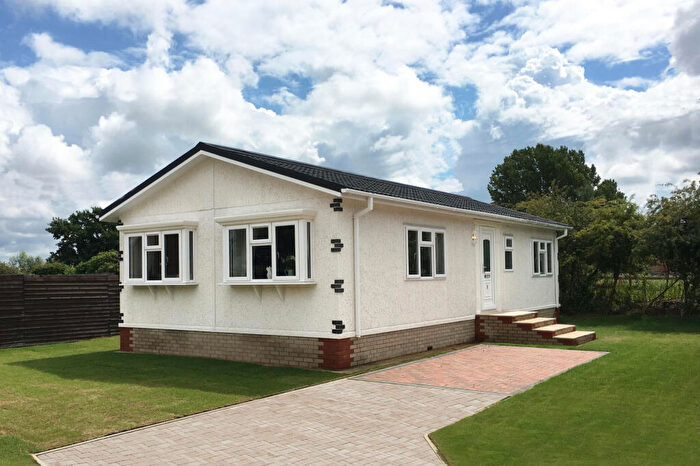 2 Bedroom Park Home For Sale In Milton Keynes, Buckinghamshire, MK17