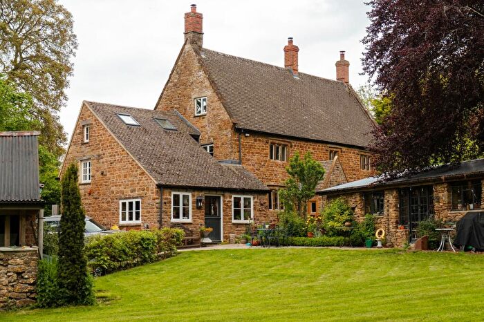 4 Bedroom Detached House For Sale In Glovers Lane, Middleton Cheney, OX17