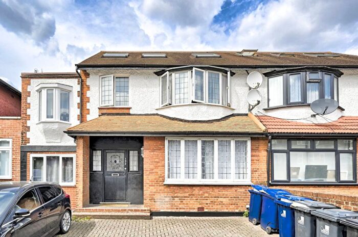 2 Bedroom Flat To Rent In Gunnersbury Lane, Gunnersbury, London, W3