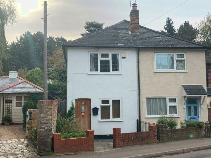 2 Bedroom Semi-Detached House To Rent In Weybridge, KT13