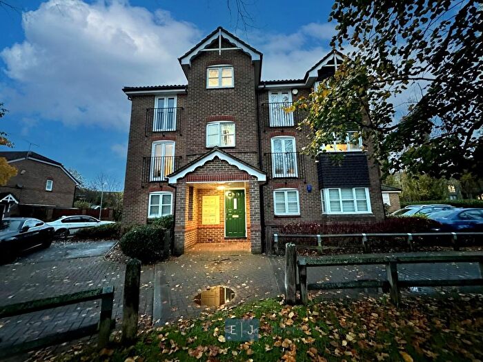 1 Bedroom Flat To Rent In School House Gardens, Loughton, IG10