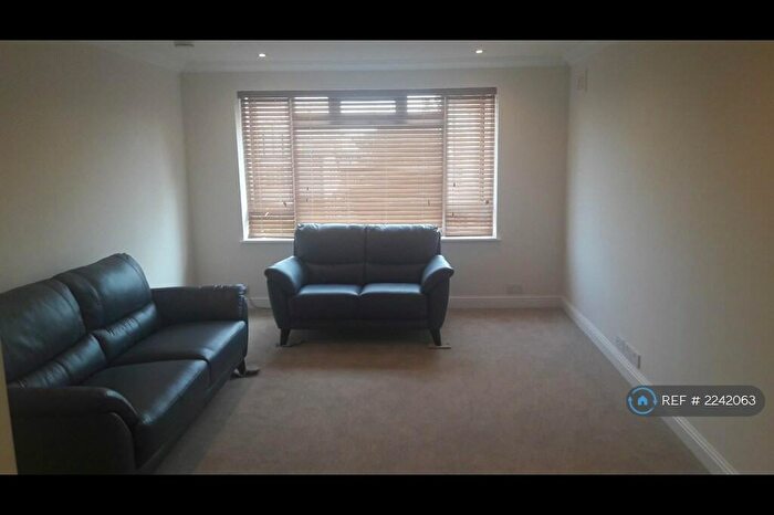 2 Bedroom Flat To Rent In Windsor Court, London, N11