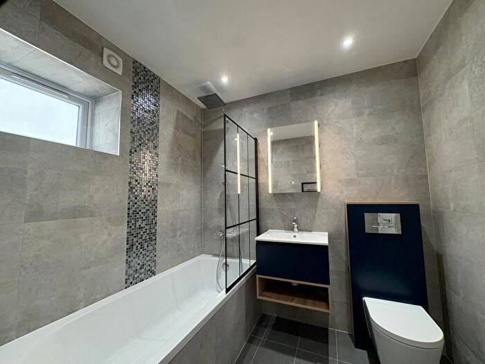 2 Bedroom Flat To Rent In Limes Grove, SE13