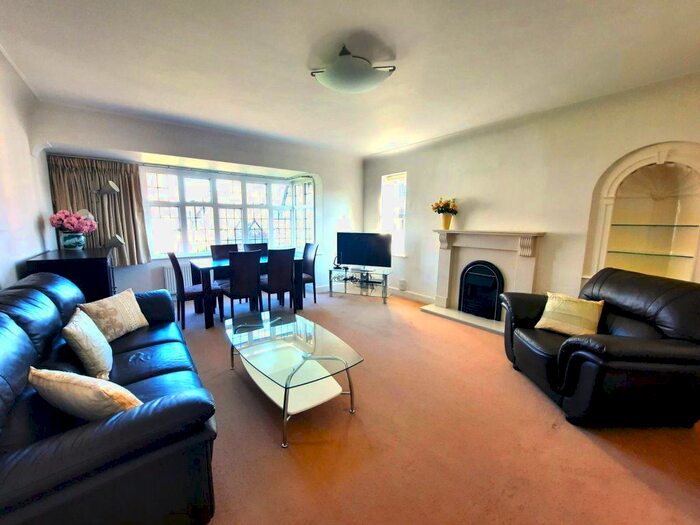 3 Bedroom Flat To Rent In Queens Drive, London, W3