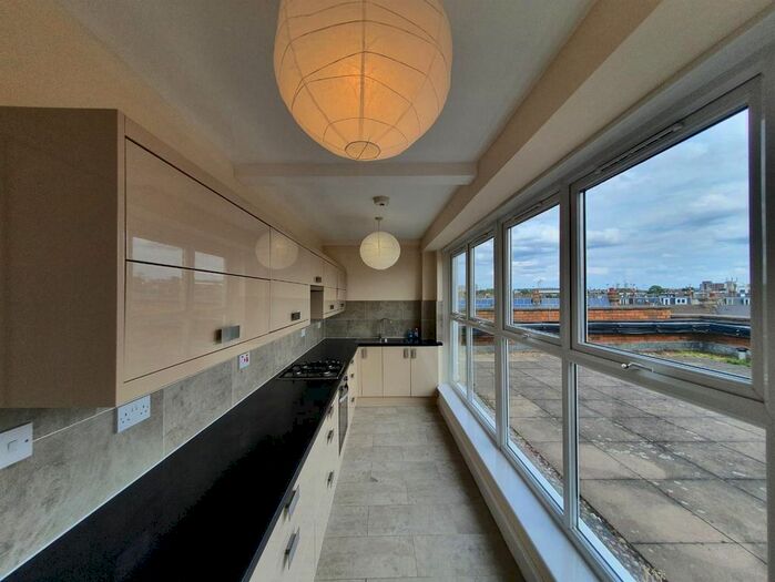 3 Bedroom Flat To Rent In Askew Road, London, W12