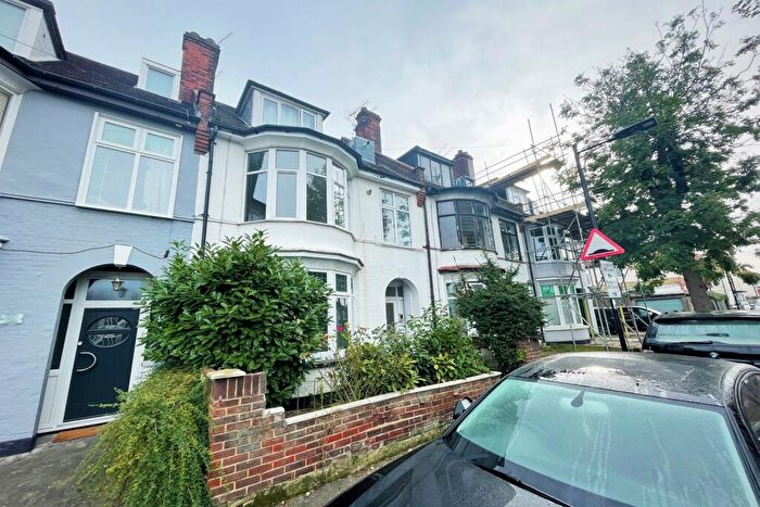 2 Bedroom Flat To Rent In Leighton Avenue, Leigh-on-sea, SS9