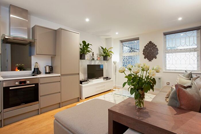 2 Bedroom Flat For Sale In High Road, Whetstone, N20