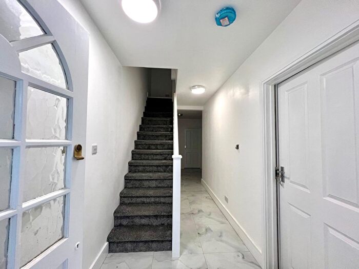 5 Bedroom End Of Terrace House To Rent In Spencer Road, Slough, SL3