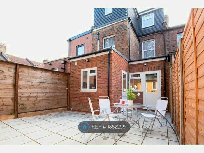 Studio To Rent In Leeds Street, London, N18