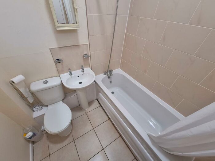 1 Bedroom Flat To Rent In Flat, Clarendon Square, Leamington Spa, CV32