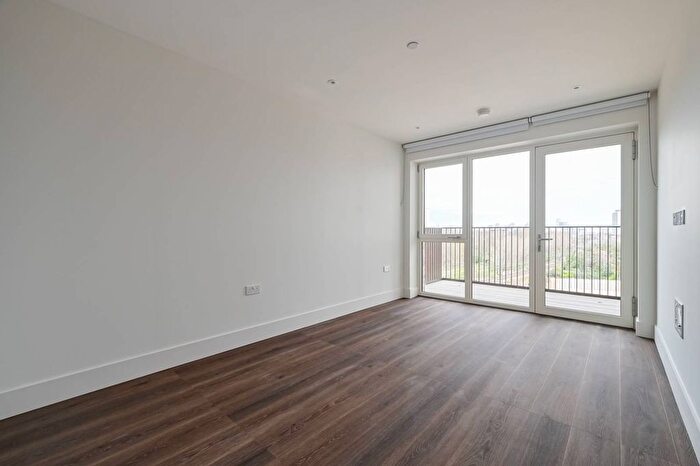 1 Bedroom Flat To Rent In Bow Green, Mile End, E3
