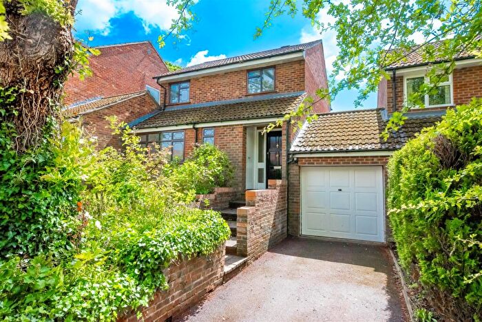 3 Bedroom Link Detached House For Sale In Inglewood Avenue, Camberley, GU15