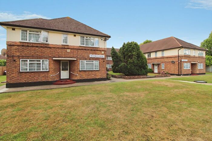 2 Bedroom Maisonette For Sale In Beverley Court, Kenton Lane, Kenton, Harrow, HA3