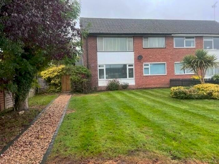 2 Bedroom Flat To Rent In Broom Hill, Cookham, Maidenhead, SL6